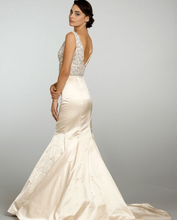Load image into Gallery viewer, Lazaro &#39;3314&#39; size 4 sample wedding dress back view on model
