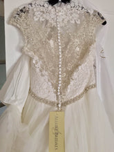 Load image into Gallery viewer, Allure &#39;9142&#39; size 6 new wedding dress back back view on hanger
