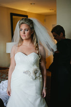 Load image into Gallery viewer, Essence of Australia &#39;D1813&#39; - Essense of Australia - Nearly Newlywed Bridal Boutique - 1
