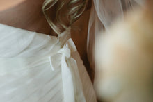 Load image into Gallery viewer, Essence of Australia &#39;D1813&#39; - Essense of Australia - Nearly Newlywed Bridal Boutique - 3
