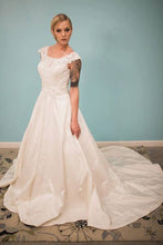 Load image into Gallery viewer, Justin Alexander &#39;Lace&#39; - JUSTIN ALEXANDER - Nearly Newlywed Bridal Boutique - 4
