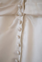Load image into Gallery viewer, Romona Keveza Classic Wedding Dress - Romona Keveza - Nearly Newlywed Bridal Boutique - 5
