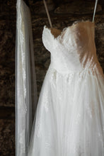 Load image into Gallery viewer, Monique Lhuillier &#39;Darling&#39; - Monique Lhuillier - Nearly Newlywed Bridal Boutique - 2
