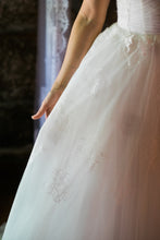 Load image into Gallery viewer, Monique Lhuillier &#39;Darling&#39; - Monique Lhuillier - Nearly Newlywed Bridal Boutique - 4
