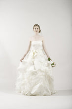 Load image into Gallery viewer, Vera Wang &#39;Deidre&#39; Ivory Strapless Tulle Gown - Vera Wang - Nearly Newlywed Bridal Boutique - 1
