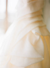 Load image into Gallery viewer, Monique Lhuillier &#39;Peony&#39; size 2 used wedding dress close up view of train
