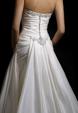 Load image into Gallery viewer, Enzoani &#39;Brooklyn&#39; - Enzoani - Nearly Newlywed Bridal Boutique - 2

