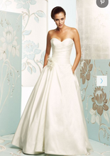 Load image into Gallery viewer, Paloma Blanca &#39;4165&#39; size 8 used wedding dress front view on model

