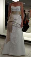 Load image into Gallery viewer, Monique Lhuillier &#39;Skye&#39; - Monique Lhuillier - Nearly Newlywed Bridal Boutique - 9
