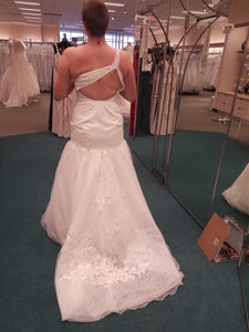 Vera Wang White '351287' size 12 new wedding dress back view on bride