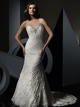 Load image into Gallery viewer, Alfred Angelo &#39;Juliet&#39; size 6 new wedding dress front view on model
