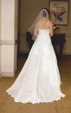 Load image into Gallery viewer, Essence of Australia &#39;1052&#39; - essence of australia - Nearly Newlywed Bridal Boutique - 3
