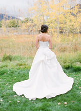 Load image into Gallery viewer, Monique Lhuillier &#39;Maxfield&#39; - Monique Lhuillier - Nearly Newlywed Bridal Boutique - 2

