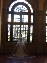 Load image into Gallery viewer, Monique Lhuillier &#39;Scarlet&#39; size 2 used wedding dress back view on bride
