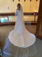 Load image into Gallery viewer, Venus &#39;AT4706&#39; wedding dress size-16 PREOWNED
