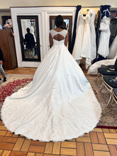 Load image into Gallery viewer,  &#39;Ball gown dress&#39; wedding dress size-10 PREOWNED

