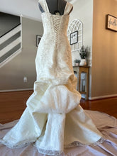 Load image into Gallery viewer, Maggie Sottero &#39;Unknown &#39; wedding dress size-06 PREOWNED
