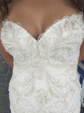 Load image into Gallery viewer, Demetrios &#39;619&#39; wedding dress size-04 NEW
