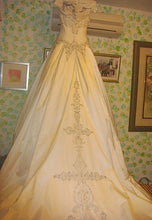 Load image into Gallery viewer, Priscilla of Boston &#39;142&#39; - Priscilla of Boston - Nearly Newlywed Bridal Boutique - 2
