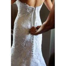 Load image into Gallery viewer, Oscar de la Renta Alencon Lace Gown - Oscar de la Renta - Nearly Newlywed Bridal Boutique - 6
