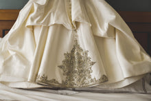 Load image into Gallery viewer, Victor Harper Couture &#39;206&#39; - victor Harper Couture - Nearly Newlywed Bridal Boutique - 8
