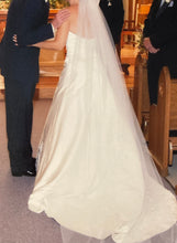 Load image into Gallery viewer, Matthew Christopher &#39;2603&#39; wedding dress size-06 PREOWNED
