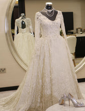 Load image into Gallery viewer, Zuhair Murad &#39;Custom&#39; size 4 used wedding dress front view on mannequin
