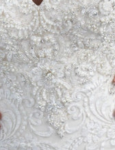 Load image into Gallery viewer, Allure Bridals &#39;9420&#39; wedding dress size-06 SAMPLE
