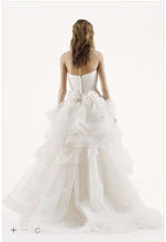 Load image into Gallery viewer, White by Vera Wang &#39;351197&#39; size 0 used wedding dress back view on model
