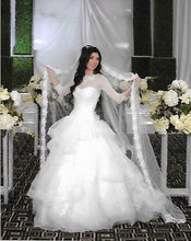 Load image into Gallery viewer, White by Vera Wang &#39;351197&#39; size 0 used wedding dress front view on bride
