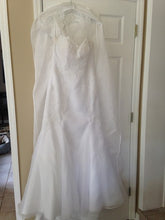 Load image into Gallery viewer, Mackenzie Michaels &#39;White Lace&#39; - Mackenzie Michaels - Nearly Newlywed Bridal Boutique - 4
