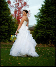 Load image into Gallery viewer, David&#39;s Bridal &#39;Monique Luo&#39; - David&#39;s Bridal - Nearly Newlywed Bridal Boutique - 8
