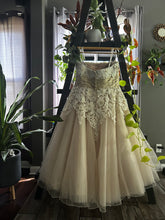Load image into Gallery viewer, Justin Alexander &#39;8645&#39; wedding dress size-18W PREOWNED
