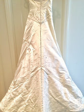 Load image into Gallery viewer, Matthew Christopher &#39;Roman Holiday&#39; wedding dress size-06 PREOWNED
