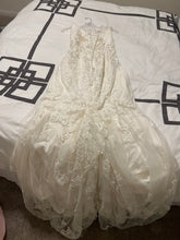 Load image into Gallery viewer, Essense of Australia &#39;D2352&#39; wedding dress size-16 PREOWNED
