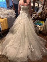 Load image into Gallery viewer, Donna Salyers &#39;B-B4-506&#39; wedding dress size-14 PREOWNED
