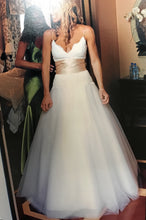 Load image into Gallery viewer, Monique Lhuillier &#39;Swan Lake&#39; - Monique Lhuillier - Nearly Newlywed Bridal Boutique - 4
