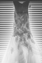 Load image into Gallery viewer, Monique Lhuillier &#39;Sonnet&#39; - Monique Lhuillier - Nearly Newlywed Bridal Boutique - 4
