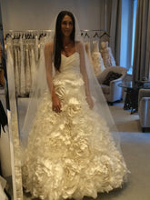 Load image into Gallery viewer, Monique Lhuillier &#39;Sunday Rose&#39; - Monique Lhuillier - Nearly Newlywed Bridal Boutique - 3
