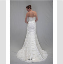 Load image into Gallery viewer, Demetrios &#39;Illusions 3142&#39; - Demetrios - Nearly Newlywed Bridal Boutique - 2
