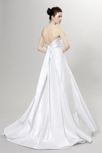 Peter Langner 'Nicolini' size 4 sample wedding dress back view on bride