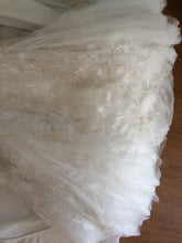 Load image into Gallery viewer, Monique Lhuillier &#39;Cherish&#39; - Monique Lhuillier - Nearly Newlywed Bridal Boutique - 2
