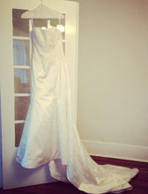 Load image into Gallery viewer, Monique Lhuillier &#39;Bliss&#39; 1103 Wedding Dress - Monique Lhuillier - Nearly Newlywed Bridal Boutique - 2
