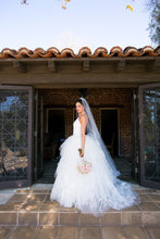Load image into Gallery viewer, Vera Wang &#39;Odette&#39; - Vera Wang - Nearly Newlywed Bridal Boutique - 3
