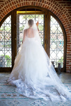 Load image into Gallery viewer, Vera Wang &#39;Odette&#39; - Vera Wang - Nearly Newlywed Bridal Boutique - 5
