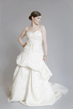 Load image into Gallery viewer, Monique Lhuillier &#39;Yelena&#39; Silk Dress - Monique Lhuillier - Nearly Newlywed Bridal Boutique - 3

