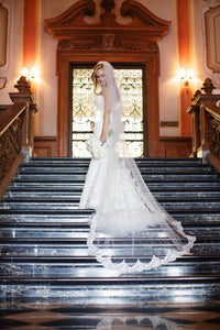 Vera Wang 'Hilary' size 0 used wedding dress side view on bride