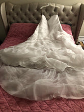 Load image into Gallery viewer, Vera Wang White &#39;Trumpet&#39; size 24 new wedding dress front view on hanger
