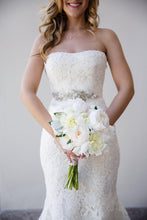 Load image into Gallery viewer, Vera Wang &#39;Hilary&#39; size 0 used wedding dress front view close up on bride
