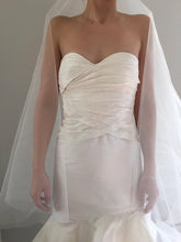 Load image into Gallery viewer, Oscar de la Renta &#39;22n07&#39; size 2 new wedding dress front view on bride
